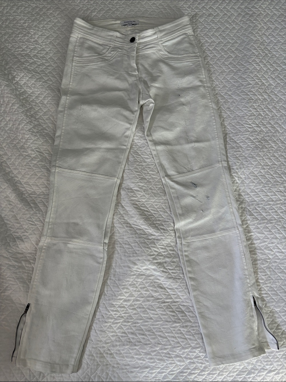 White Stretch slightly distressed Slim Fit, zip ankles, fun styling, cute booty